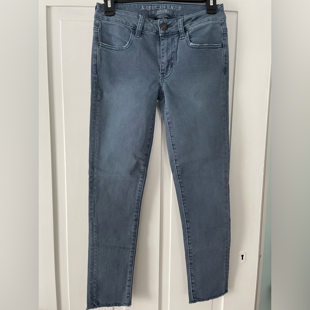 American Eagle Light Blue Jegging Crop, size 2. NEVER WORN